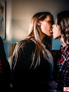 Anya Olsen et Nicole Aniston font un ménage à trois