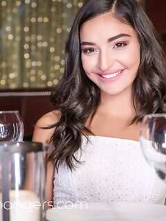 Emily Willis fait l'amour dans un restaurant