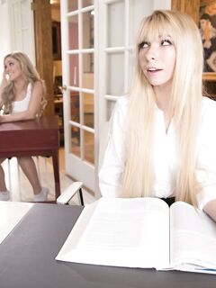 Kenzie Reeves, Kali Roses et Emily Willis sont les lesbiennes de l'école.