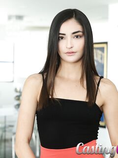 Emily Willis, la petite amie à la chatte mouillée